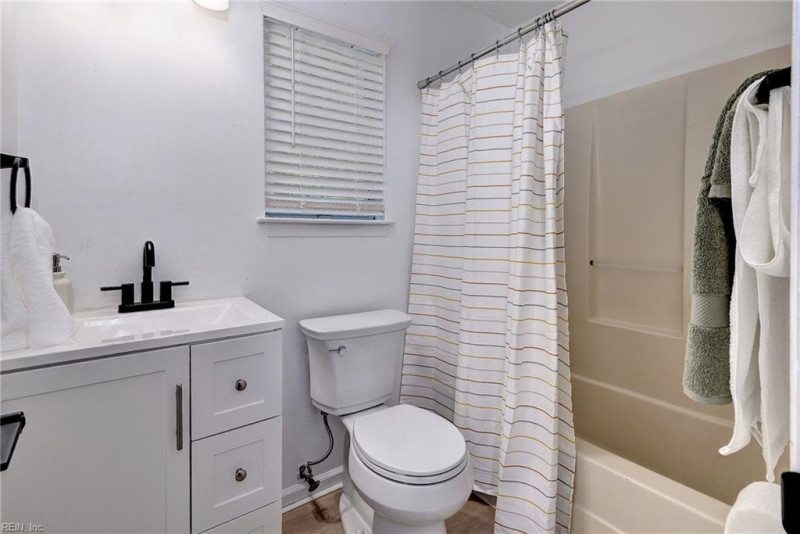 Photo 21 of 25 residential for sale in Gloucester County virginia