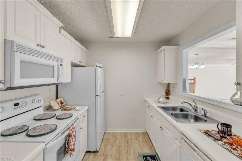 Photo 11 of 43 residential for sale in Chesapeake virginia