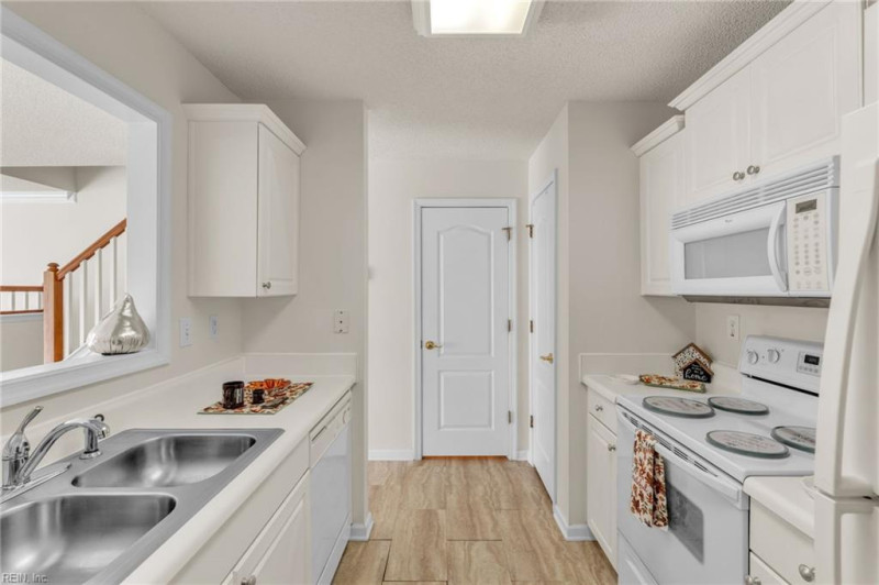 Photo 12 of 43 residential for sale in Chesapeake virginia