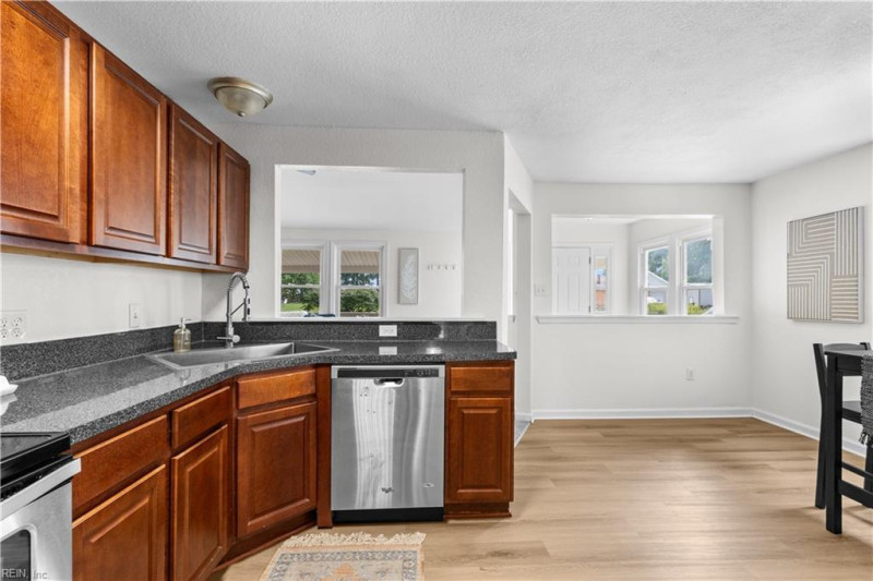 Photo 12 of 41 residential for sale in Chesapeake virginia