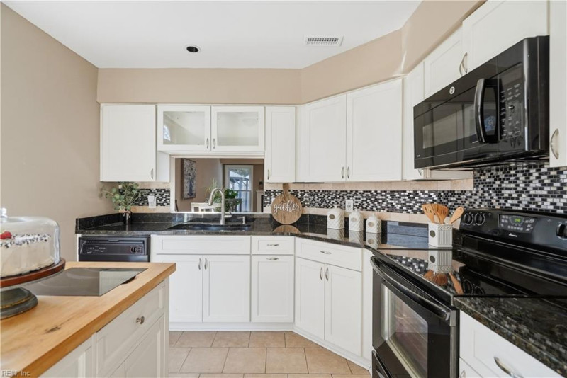 Photo 12 of 38 residential for sale in Virginia Beach virginia