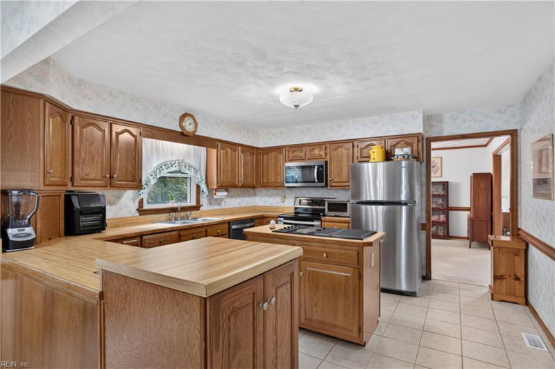 Photo 7 of 21 residential for sale in Chesapeake virginia