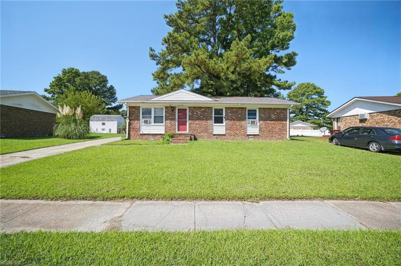 Photo 3 of 27 residential for sale in Chesapeake virginia