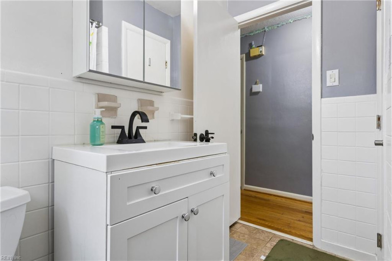 Photo 14 of 38 residential for sale in Chesapeake virginia