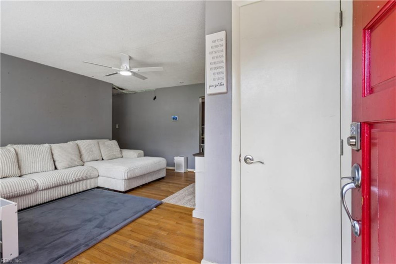 Photo 2 of 38 residential for sale in Chesapeake virginia