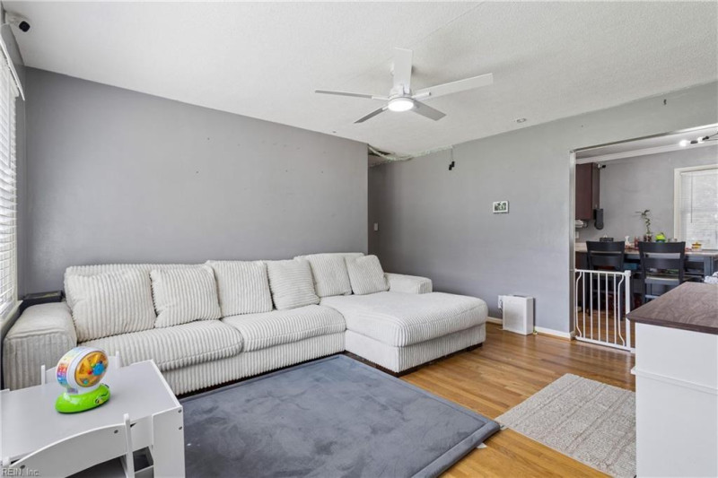 Photo 3 of 38 residential for sale in Chesapeake virginia