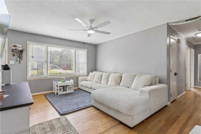 Photo 4 of 38 residential for sale in Chesapeake virginia