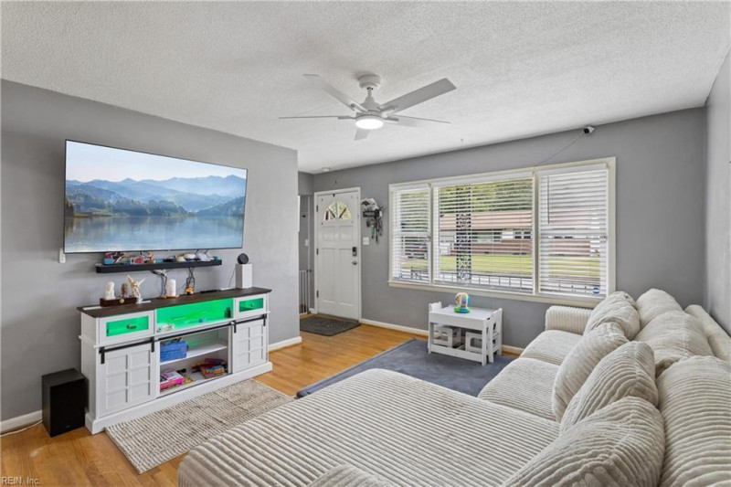Photo 5 of 38 residential for sale in Chesapeake virginia