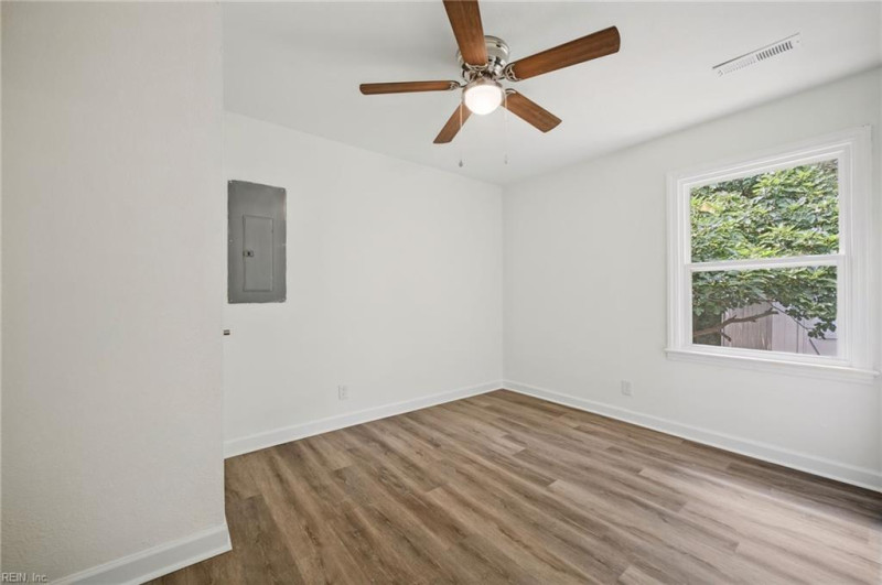 Photo 11 of 30 residential for sale in Portsmouth virginia