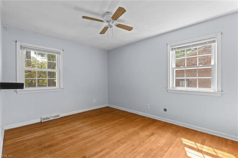 Photo 14 of 24 residential for sale in Chesapeake virginia