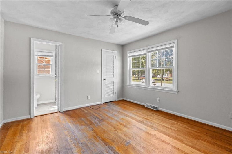Photo 17 of 24 residential for sale in Chesapeake virginia