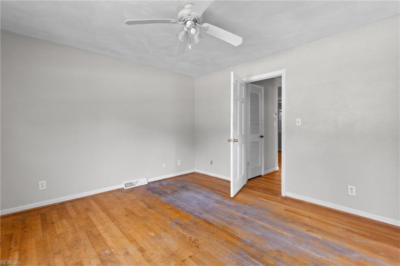 Photo 18 of 24 residential for sale in Chesapeake virginia