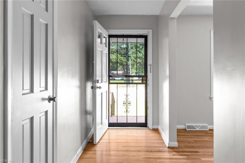 Photo 3 of 24 residential for sale in Chesapeake virginia