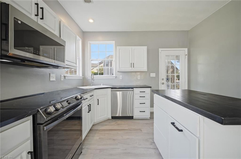 Photo 13 of 43 residential for sale in Suffolk virginia
