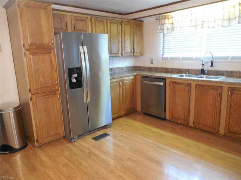 Photo 5 of 24 residential for sale in Gloucester County virginia