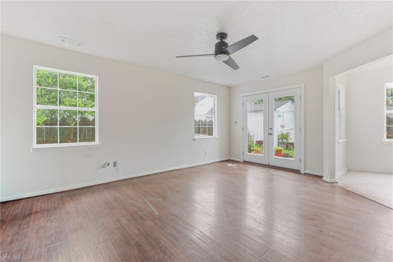 Photo 13 of 39 residential for sale in Virginia Beach virginia