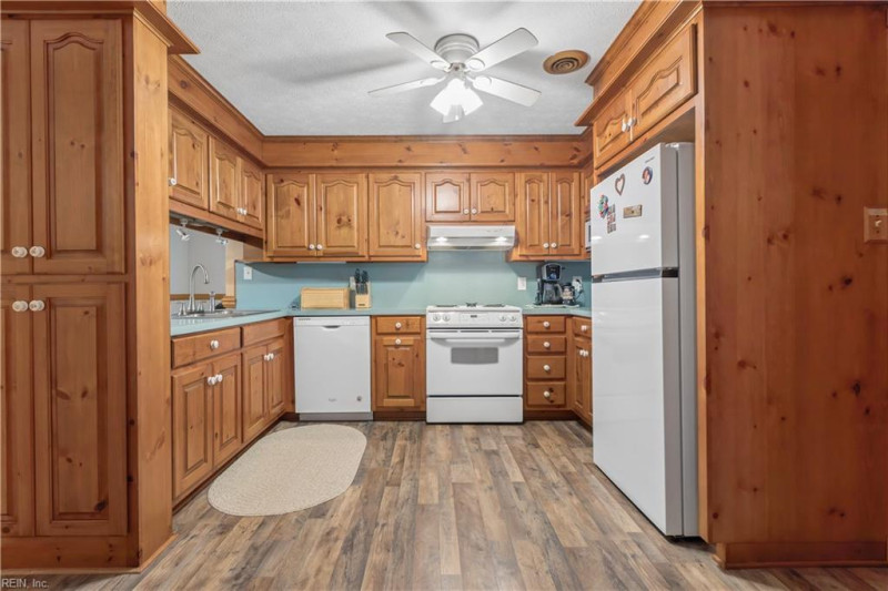Photo 25 of 50 residential for sale in Gloucester County virginia