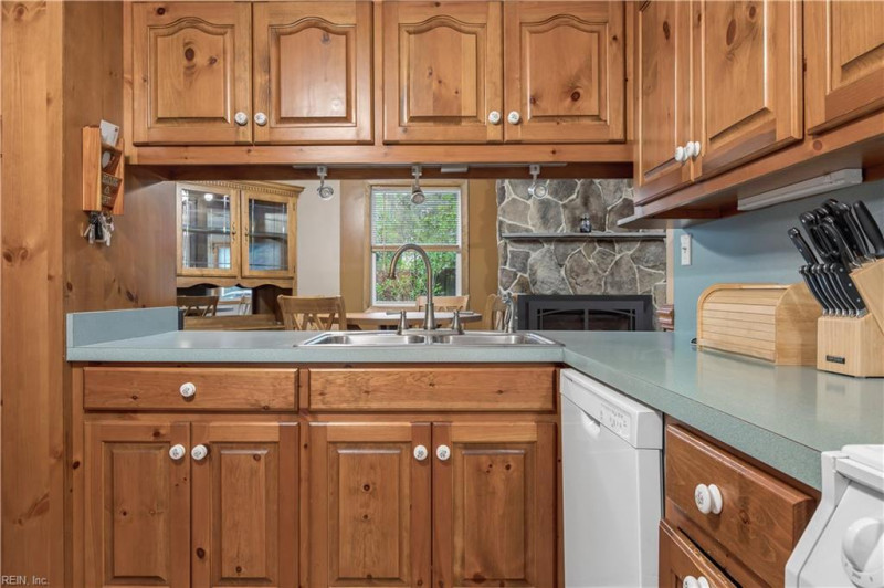 Photo 27 of 50 residential for sale in Gloucester County virginia