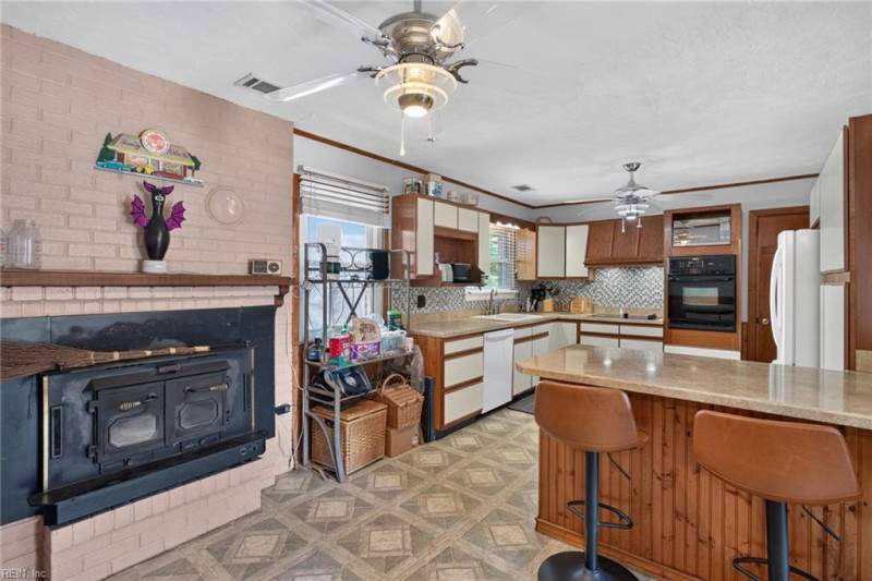 Photo 7 of 21 residential for sale in Virginia Beach virginia
