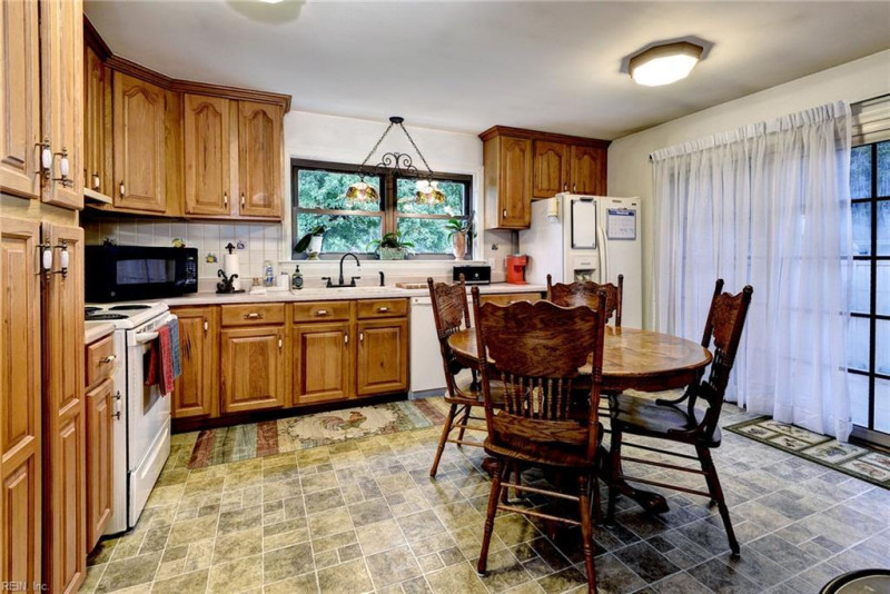 Photo 11 of 40 residential for sale in York County virginia
