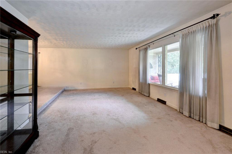 Photo 7 of 40 residential for sale in York County virginia