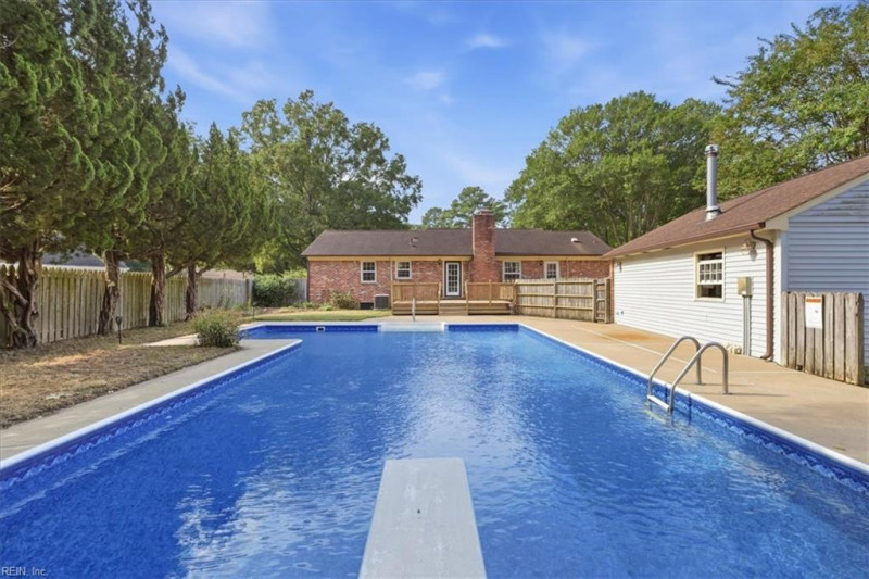 Photo 4 of 36 residential for sale in Chesapeake virginia