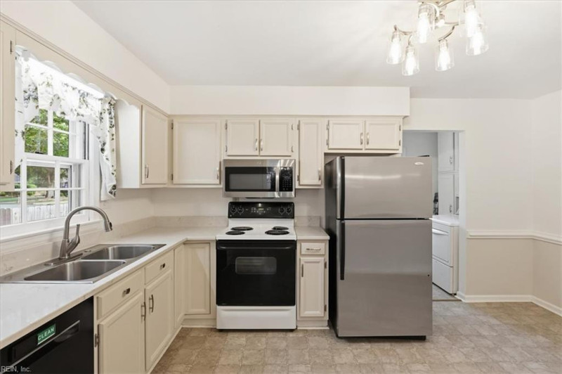 Photo 7 of 36 residential for sale in Chesapeake virginia