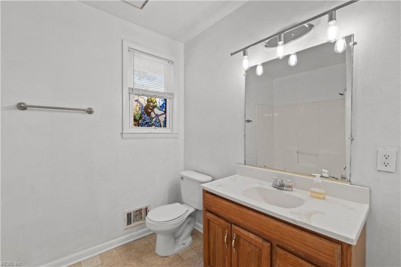 Photo 16 of 31 residential for sale in Portsmouth virginia