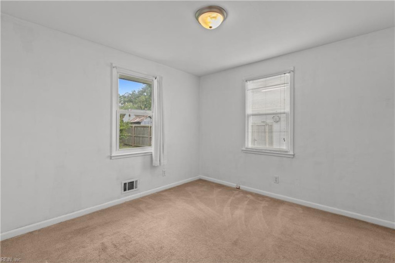 Photo 17 of 31 residential for sale in Portsmouth virginia