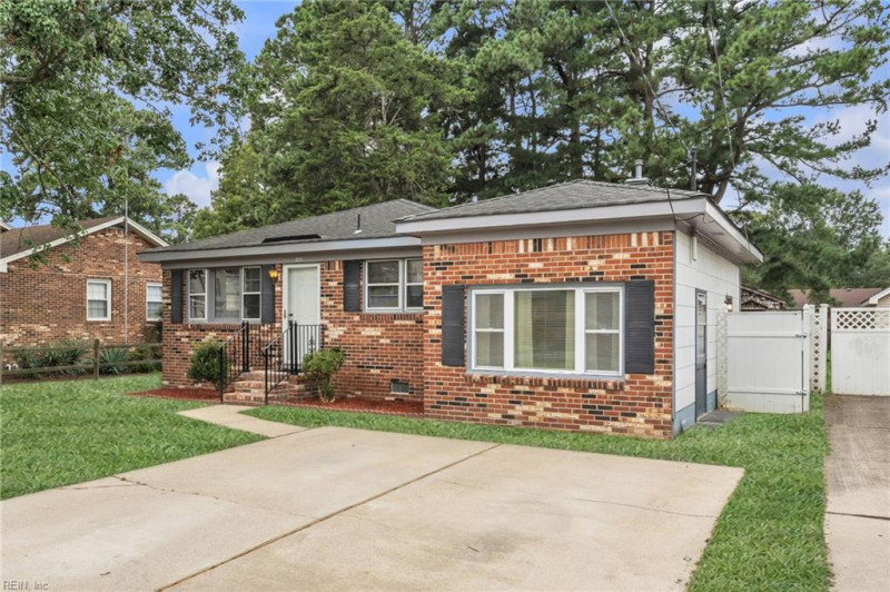Photo 3 of 50 residential for sale in Chesapeake virginia