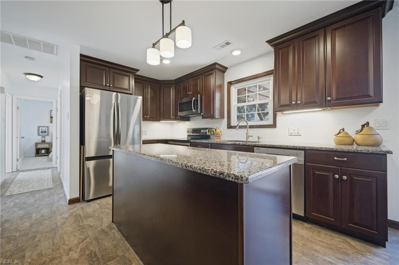Photo 11 of 39 residential for sale in Gloucester County virginia