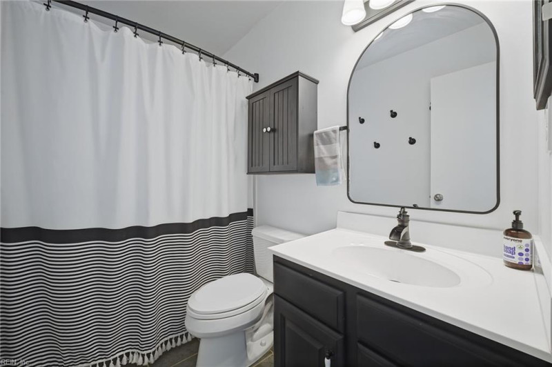 Photo 18 of 39 residential for sale in Gloucester County virginia