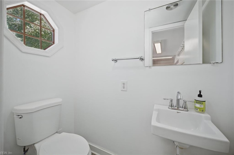 Photo 26 of 39 residential for sale in Gloucester County virginia