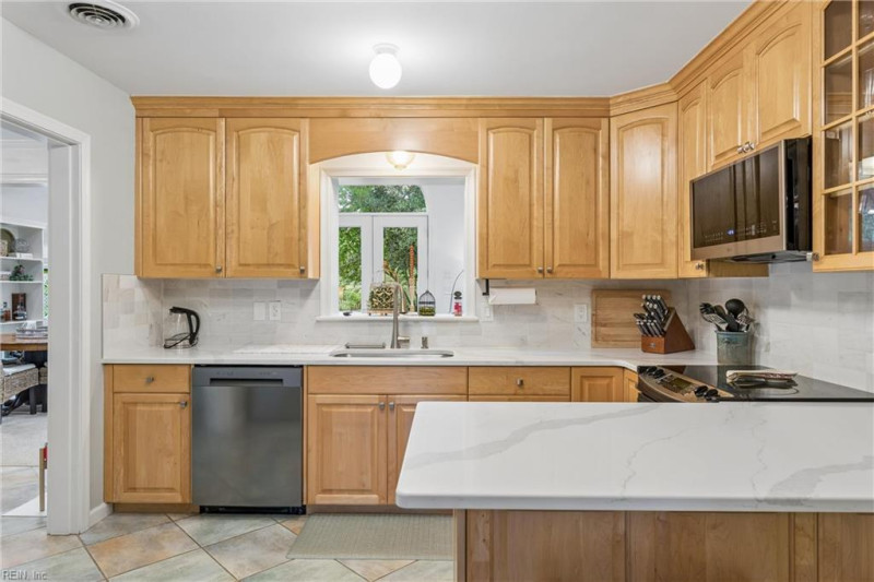 Photo 10 of 36 residential for sale in York County virginia