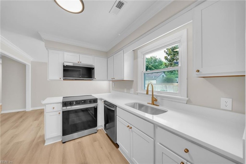 Photo 18 of 48 residential for sale in Chesapeake virginia
