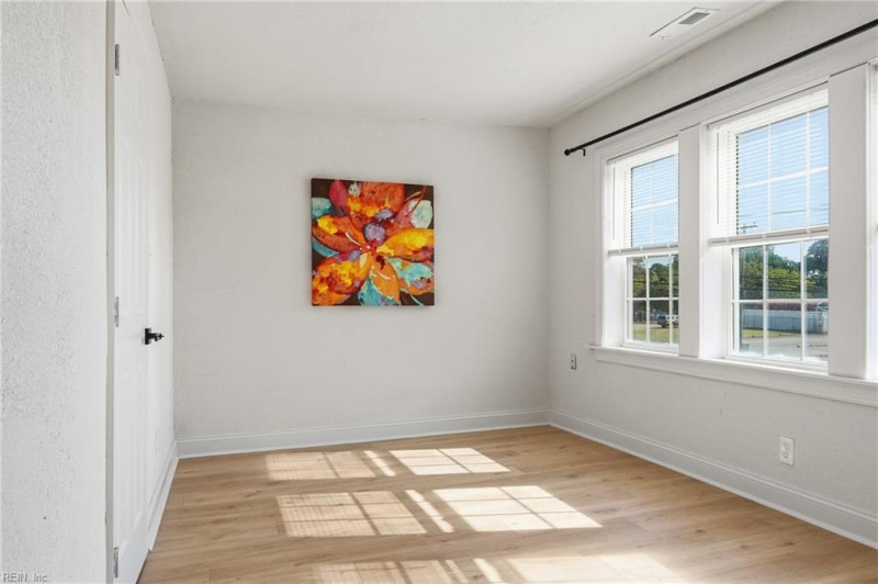 Photo 17 of 24 residential for sale in Chesapeake virginia