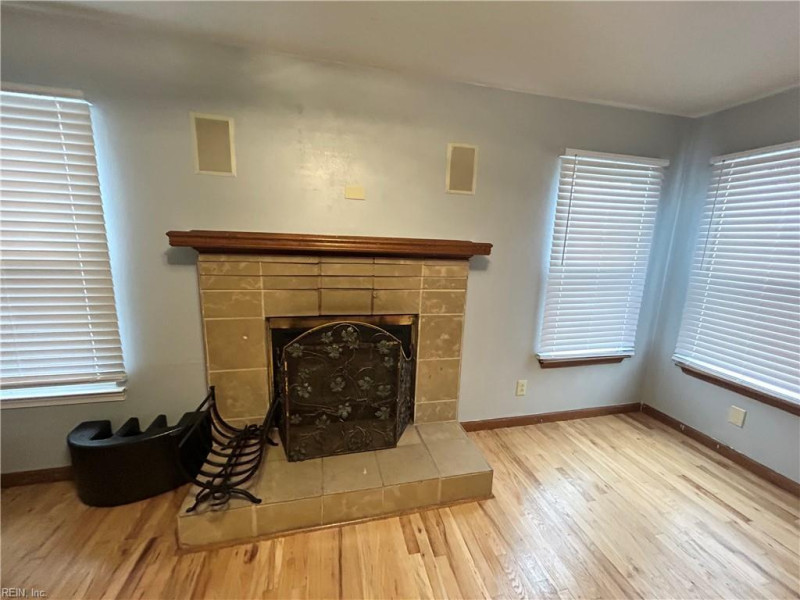 Photo 7 of 34 residential for sale in Chesapeake virginia