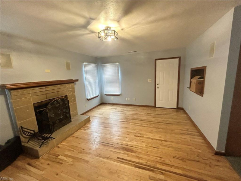 Photo 8 of 34 residential for sale in Chesapeake virginia