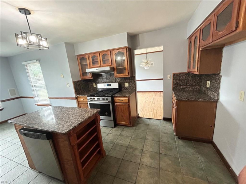 Photo 9 of 34 residential for sale in Chesapeake virginia