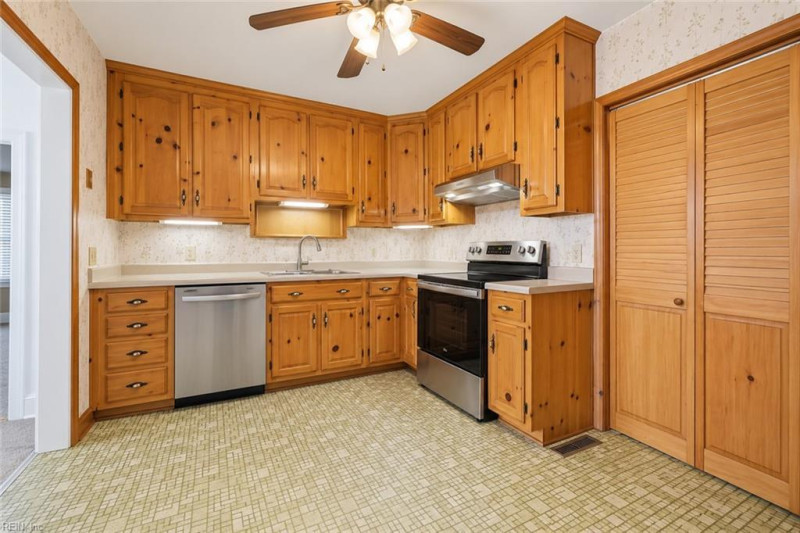 Photo 11 of 39 residential for sale in Chesapeake virginia Photo 11 of 39 residential for sale in Chesapeake virginia