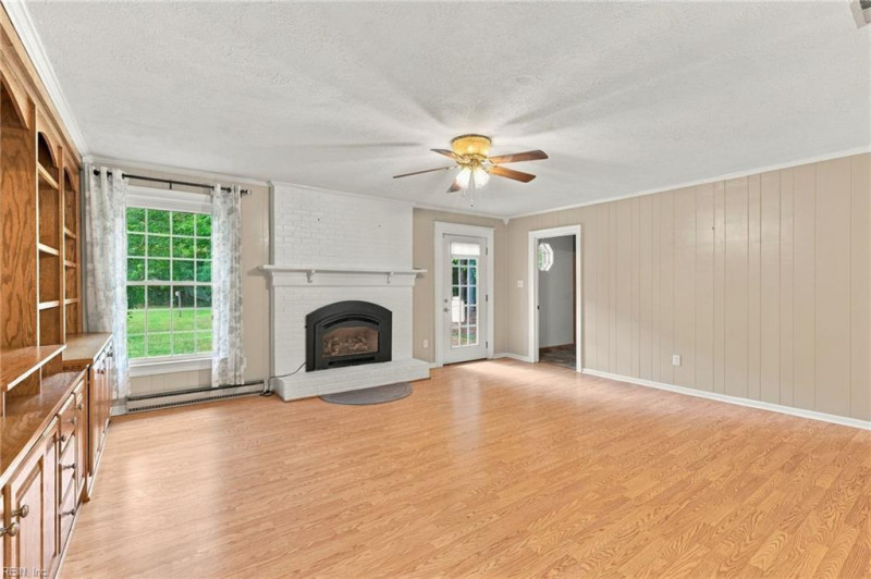 Photo 12 of 26 residential for sale in Gloucester County virginia