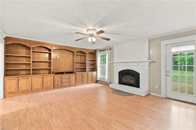 Photo 14 of 26 residential for sale in Gloucester County virginia