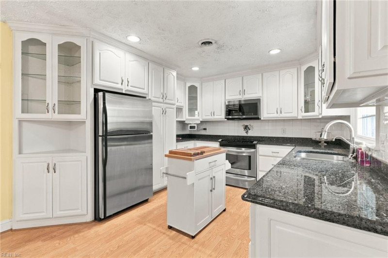 Photo 8 of 26 residential for sale in Gloucester County virginia