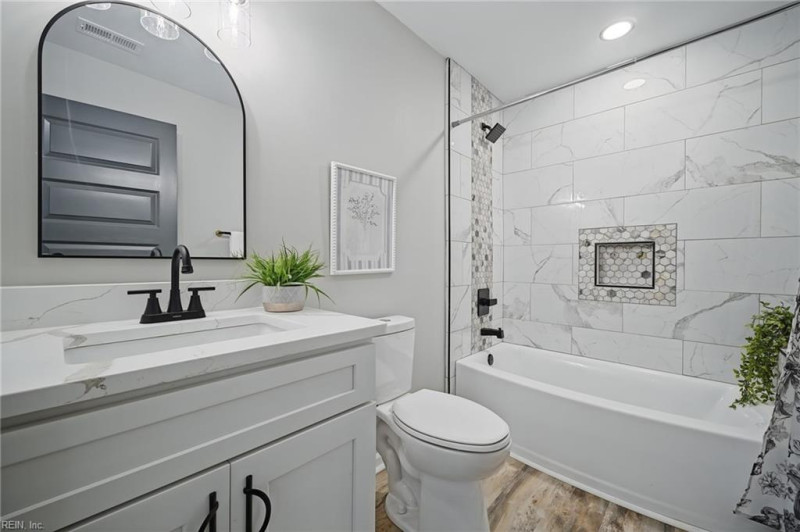 Photo 11 of 18 residential for sale in Chesapeake virginia