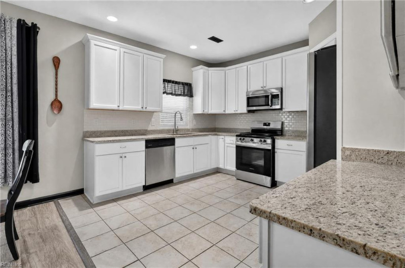 Photo 11 of 39 residential for sale in Chesapeake virginia