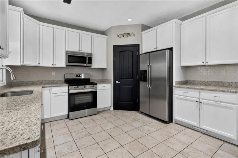 Photo 13 of 39 residential for sale in Chesapeake virginia