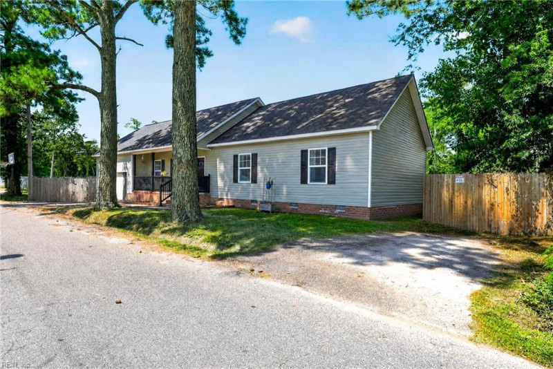 Photo 3 of 39 residential for sale in Chesapeake virginia