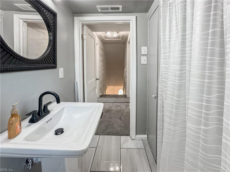 Photo 27 of 39 residential for sale in Portsmouth virginia