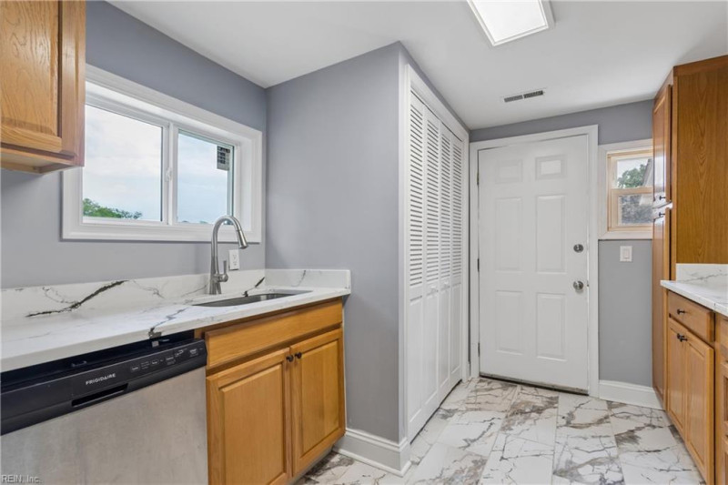 Photo 9 of 27 residential for sale in Newport News virginia