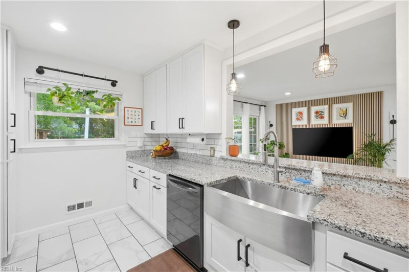 Photo 10 of 38 residential for sale in Virginia Beach virginia